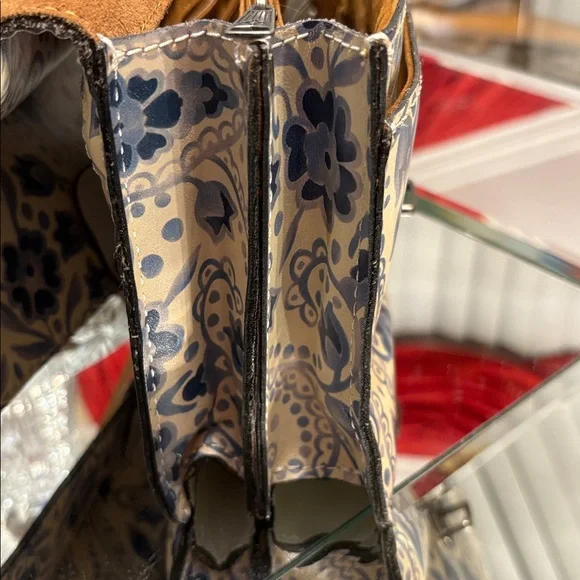 Patricia Nash Lanza Italian Folklore
White Blue Leather Crossbody Bag-NWOT - Picture 14 of 16